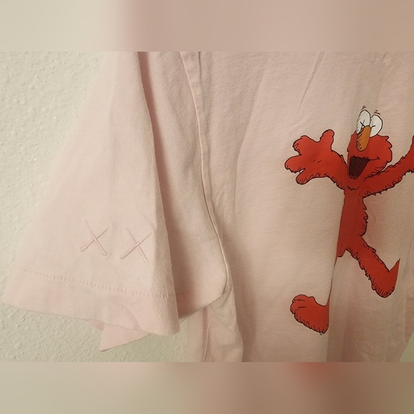 Kaws x Elmo Sesame Street Uniglo Single Stitch Pink Shirt Sz Small - Picture 8 of 9